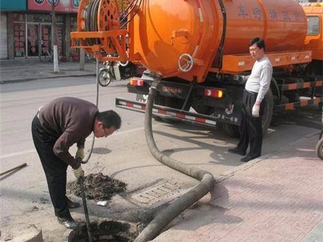 沙嘴街道清掏化粪池,健康生活从这里开始