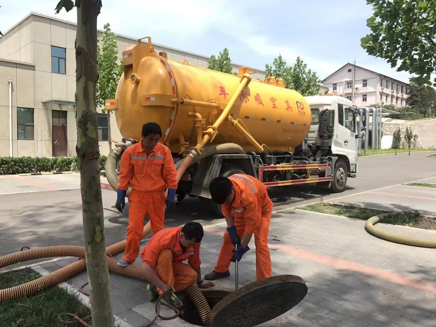 沙嘴街道化粪池清理与5-8吨吸粪车施工效率分析